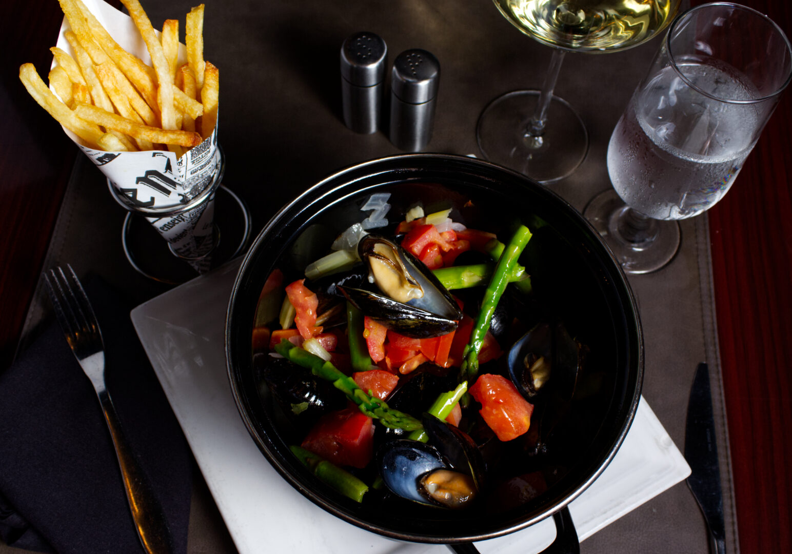 Image_09 Example of Food Photography for DoorDash, Uber Eats, Grub Hub, and any food delivery service app. Food Photo is of a plate of clams served in a dark bowl with french fries.